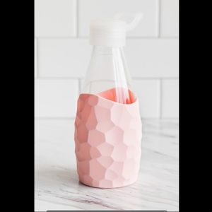 Francesca’s HONEYCOMB BLUSH WATER BOTTLE MEDIUM